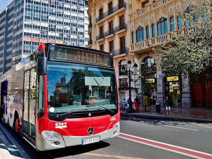 Un autobús de la EMT de València a su paso por la plaza del Ayuntamiento.