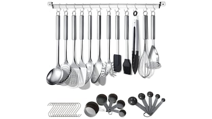 38 piezas de cocina de acero inoxidable, aptas para el lavavajillas. Inlcuyen cucharas medidoras y soporte para colgarlos con ganchos.