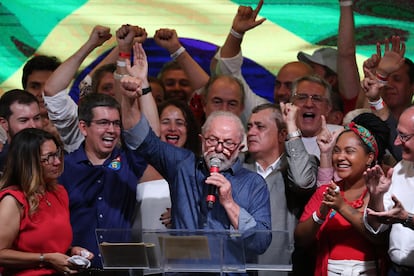 Luiz Inácio Lula da Silva faz um discurso após sua vitória no segundo turno das eleições, em São Paulo, Brasil.