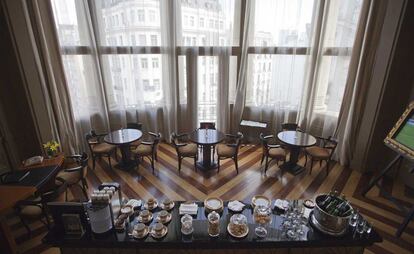 Algunos de los llamados bares notables de Buenos Aires se encuentran en hoteles como el Savoy. Desde 1910 ha sido un lugar de encuentro. Su Salón Imperio es un espacio ideal para degustar un café, un té o un cóctel entre esculturas de principios del siglo XX y butacas aterciopeladas. 
Más información: <a href="http://www.savoyhotel.com.ar/lobby-bar-imperio.php" target="_blank">www.savoyhotel.com.ar</a>
