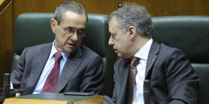 Ángel Toña habla con Iñigo Urkullu en el pleno de este jueves en el Parlamento vasco.