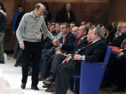 El secretario general del PSOE, Alfredo Pérez Rubalcaba (i), saluda al presidente de la patronal vasca Confebask, Miguel Ángel Lujua, tras su intervención en la clausura del VII Congreso que los socialistas vascos celebraron este fin de semana en Bilbao.