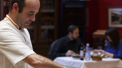 Marco Antonio Garc&iacute;a, preparando un asado para servirlo en su restaurante Mannix.
