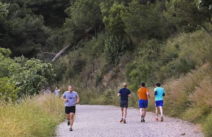 Gent corrent a la carretera de les aigües.