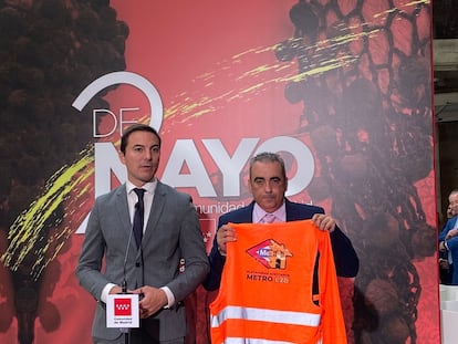 El candidato del PSOE a la Comunidad de Madrid, Juan Lobato (izquierda), en el acto institucional del Dos de Mayo con el alcalde de San Fernando de Henares, Javier Corpa.