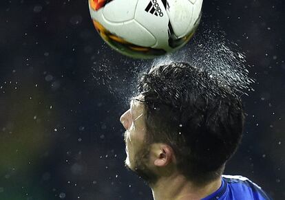 Mathew Leckie cabecea el balón durante el partido entre Borussia e Ingolstadt.