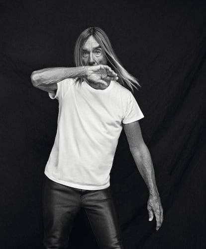 Camiseta blanca y pantalón negro, ambos Celine, para un artista que en su nuevo disco se aleja de “la cárcel del rock”.