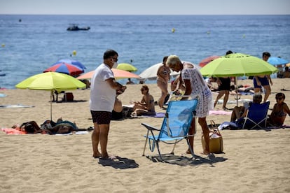 Banyistes a la sorra de Platja d'Aro, aquest diumenge.