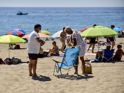 Banyistes a la sorra de Platja d'Aro, aquest diumenge.