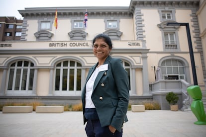 Mina Patel, directora de la investigación 'The Future of English: Global Perspectives', ante la sede del British Council en Madrid, España.