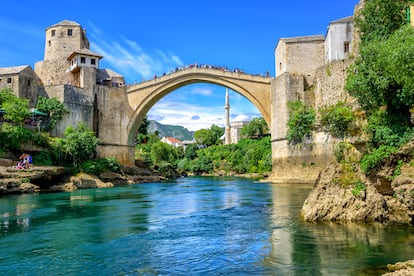 El Puente Viejo de Mostar y la mezquita de la ciudad bosnia.