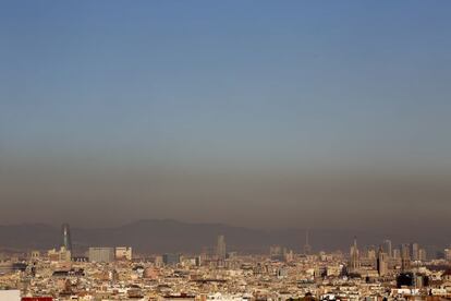 Capa de contaminaci&oacute; sobre la ciutat de Barcelona el 2013.