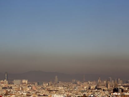 Manto de contaminació sobre la ciudad de Barcelona, en 2013.