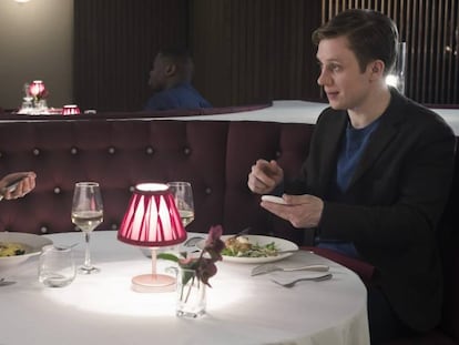 Georgina Campbell e Joe Cole em 'Hang the DJ', episódio de 'Black Mirror'.