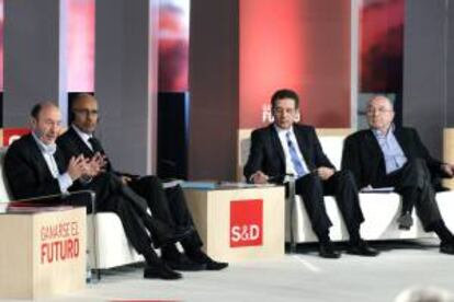 El secretario general del PSOE, Alfredo Pérez Rubalcaba (i), junto los líderes de los partidos socialistas de Francia y Portugal, Harlem Désir (2-i) y Antonio José Seguro (2-d), y el vicepresidente de la Comisión Europea, Joaquín Almunia. EFE/Archivo