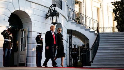 Donald Trump abandona la Casa Blanca el pasado 20 de enero, acompañado de la primera dama, Melania Trump.