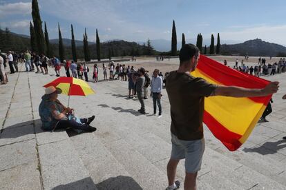 Ambiente en el exterior del Valle de los Caidos durante la protesta contra la intención del Gobierno de Pedro Sánchez de exhumar los restos del dictador Francisco Franco.