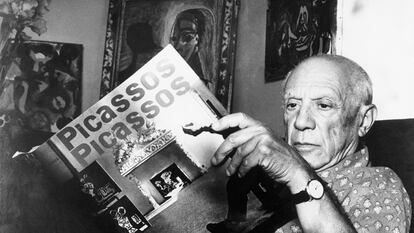 Pablo Picasso, en su casa de la Riviera francesa en 1961. El pintor hojea el libro 'Picasso's Picassos', con un centenar de fotografías en color de algunas de sus obras.