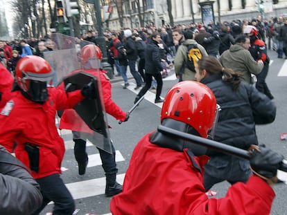 Agentes de la Ertzaintza cargan contra un piquete durante la jornada de huelga general en Bilbao por la reforma de las pensiones.