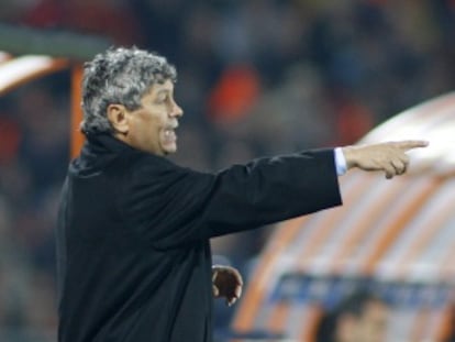 Lucescu dá instruções durante uma partida do Shakhtar.