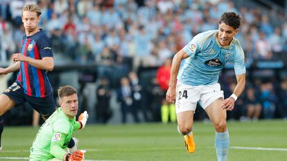 El centrocampista del Celta de Vigo Gabri Veiga marca el primer gol del Celta ante el Barça este domingo.