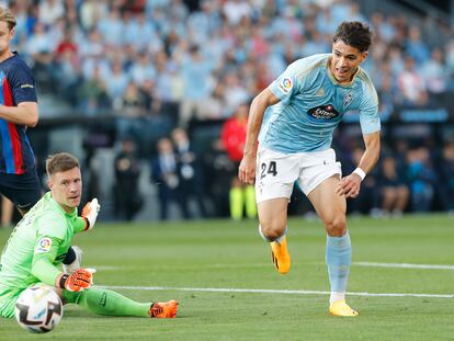 El centrocampista del Celta de Vigo Gabri Veiga marca el primer gol del Celta ante el Barça este domingo.