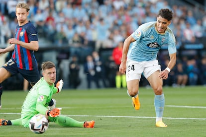 El centrocampista del Celta de Vigo Gabri Veiga marca el primer gol del Celta ante el Barça este domingo.