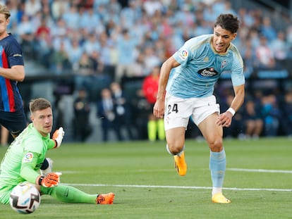 El centrocampista del Celta de Vigo Gabri Veiga marca el primer gol del Celta ante el Barça este domingo.