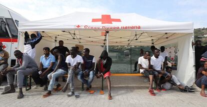 Migrants waits at a Red Cross center in the city of Ventimiglia on the French-Italian border, on September 14, 2016. 
According to Italy's interior ministry, about 124,500 migrants have arrived since the start of 2016, just slightly more than the 122,000 recorded for the whole of last year. Italy is sheltering growing numbers of would-be refugees as its neighbours to the north move to tighten their borders and make it harder for migrants to travel to their preferred destinations in northern Europe. / AFP PHOTO / VALERY HACHE