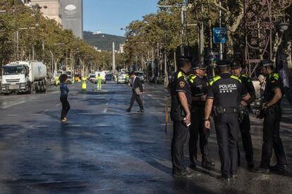 Por indicación de los Mossos, hoy continúa cerrado el vestíbulo de Sants Estación de la Línea 5 y, por tanto la conexión entre el metro y Renfe se tiene que hacer por la L3 y por la calle.