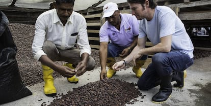 Selecci&oacute;n de cacao en la empresa ecuatoriana Pacari. 