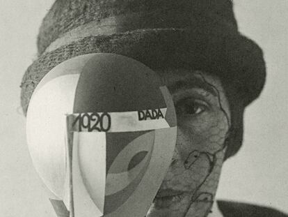 Sophie Taeuber-Arp, con una de sus cabezas dadaístas, retratada en 1920.