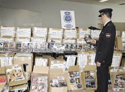 Material incautado por la policía en el taller de duplicado que la red tenía en Madrid.