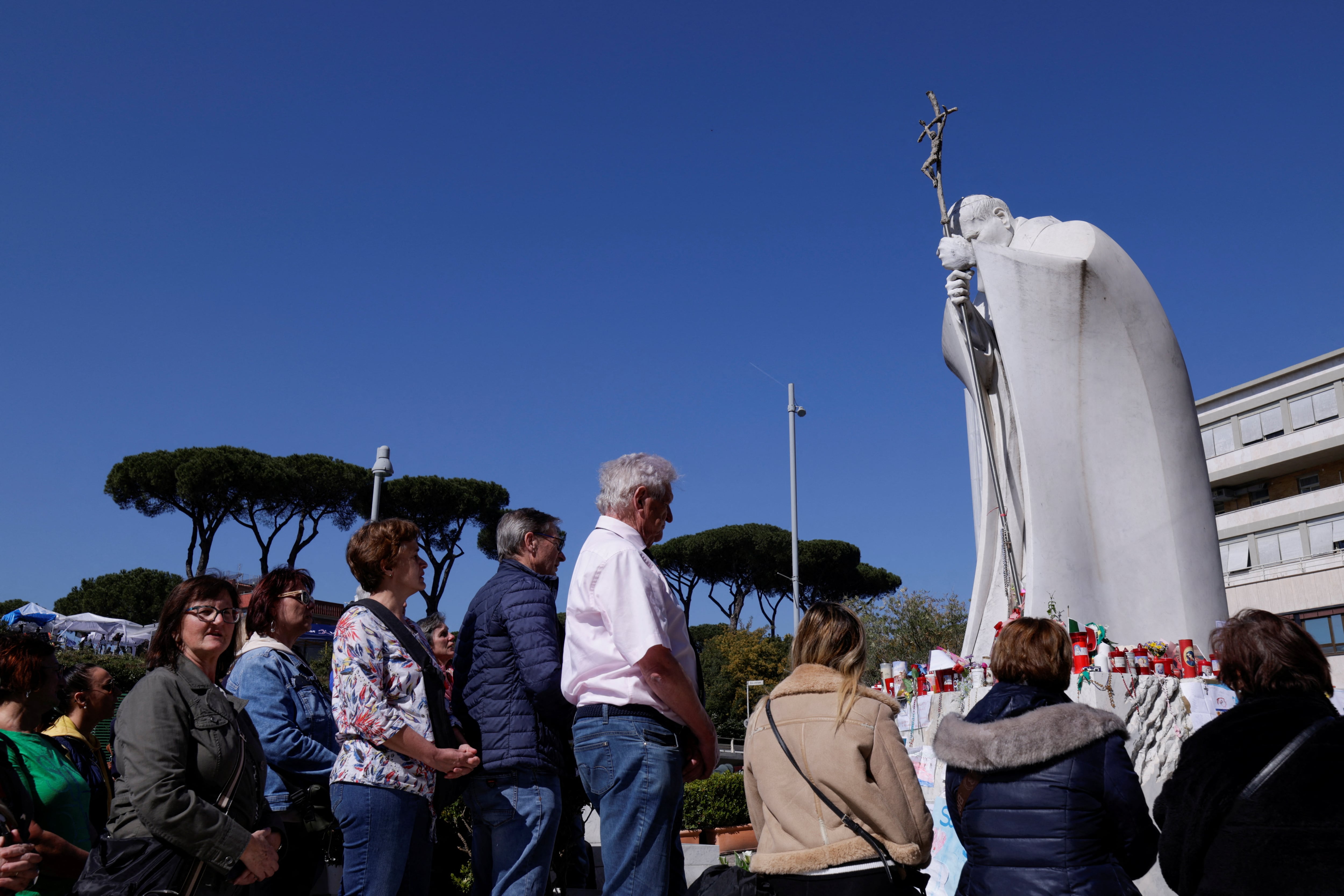 El papa Francisco permanece estable sin nuevas crisis respiratorias y ha trabajado este miércoles, según el parte médico