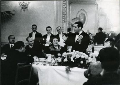 Federico García Lorca durante la cena homenaje que los intelectuales catalanes le organizaron el el hotel Majestic el 23 de diciembre de 1035.