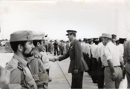 El príncipe Juan Carlos, jefe del Estado en funciones en 1975, visitó a las tropas españolas destacadas en el Sáhara.