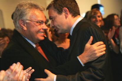 Felipe González abraza a José Luis Rodríguez Zapatero durante la conmemoración de la victoria socialista en marzo de 2004.