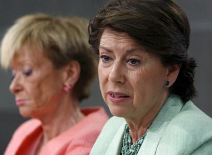 La ministra de Fomento, Magdalena Álvarez (dcha.), y la vicepresidenta primera del Gobierno, María Teresa Fernández de la Vega, durante la rueda de prensa posterior al Consejo de Ministros.