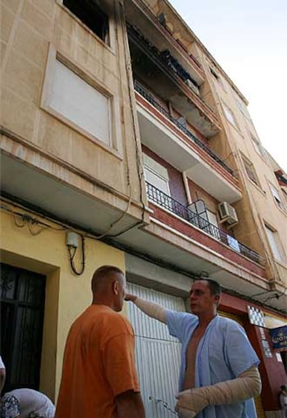 El padre del fallecido, ante su casa.