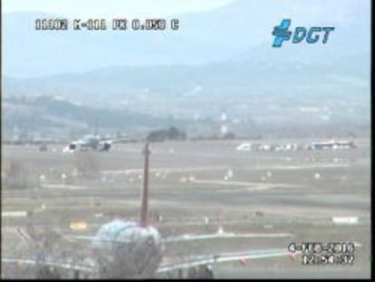 Imagen de la pista cerrada en Barajas desde una cámara de la DGT.