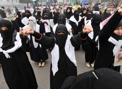 Mujeres chiíes gritan eslóganes contra Israel en una macha en Lahore (Pakistan) en protesta por los bombardeos de ayer.