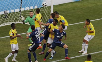 O momento em que Osako finaliza para o segundo gol do Japão.