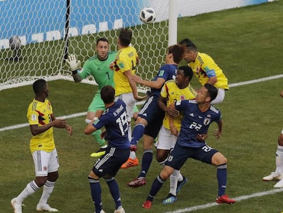 O momento em que Osako finaliza para o segundo gol do Japão.