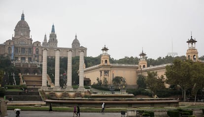 En MNAC, a la izquierda de la imagen. Y a la derecha, el pabellón de Victoria Eugenia.