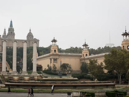 En MNAC, a la izquierda de la imagen. Y a la derecha, el pabellón de Victoria Eugenia.