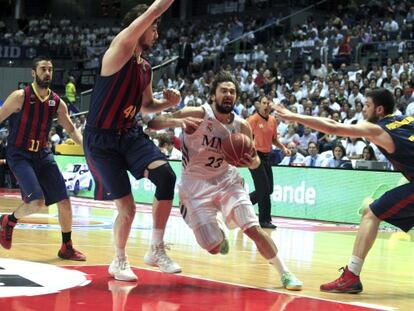 Tomic y Papanikolaou frenan a Lllull.