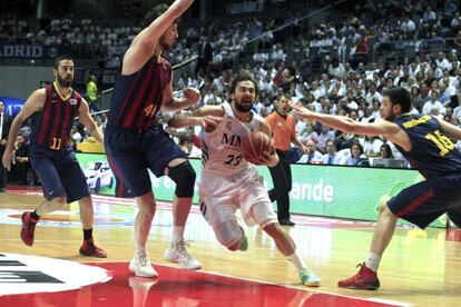 Tomic y Papanikolaou frenan a Lllull.