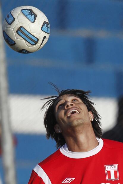 Paolo Guerrero juega con el balón durante un entrenamiento de su selección.