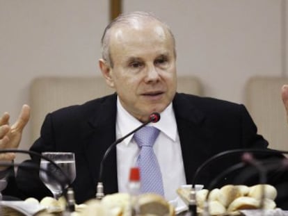 El ministro de Hacienda de Brasil, Guido Mantega, habla hoy con los periodistas en Brasilia.