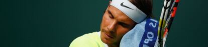 Nadal se seca durante un partido en Indian Wells.